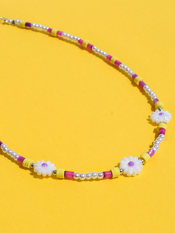 Beaded necklace with daisies