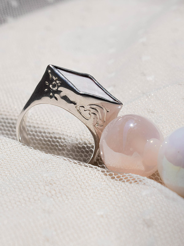 Rhombus signet ring with stone